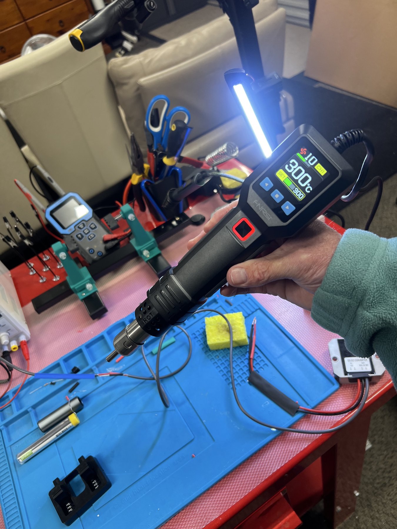 The FNIRSI SAG-55 set to 300 degrees Celsius while shrinking cable insulation