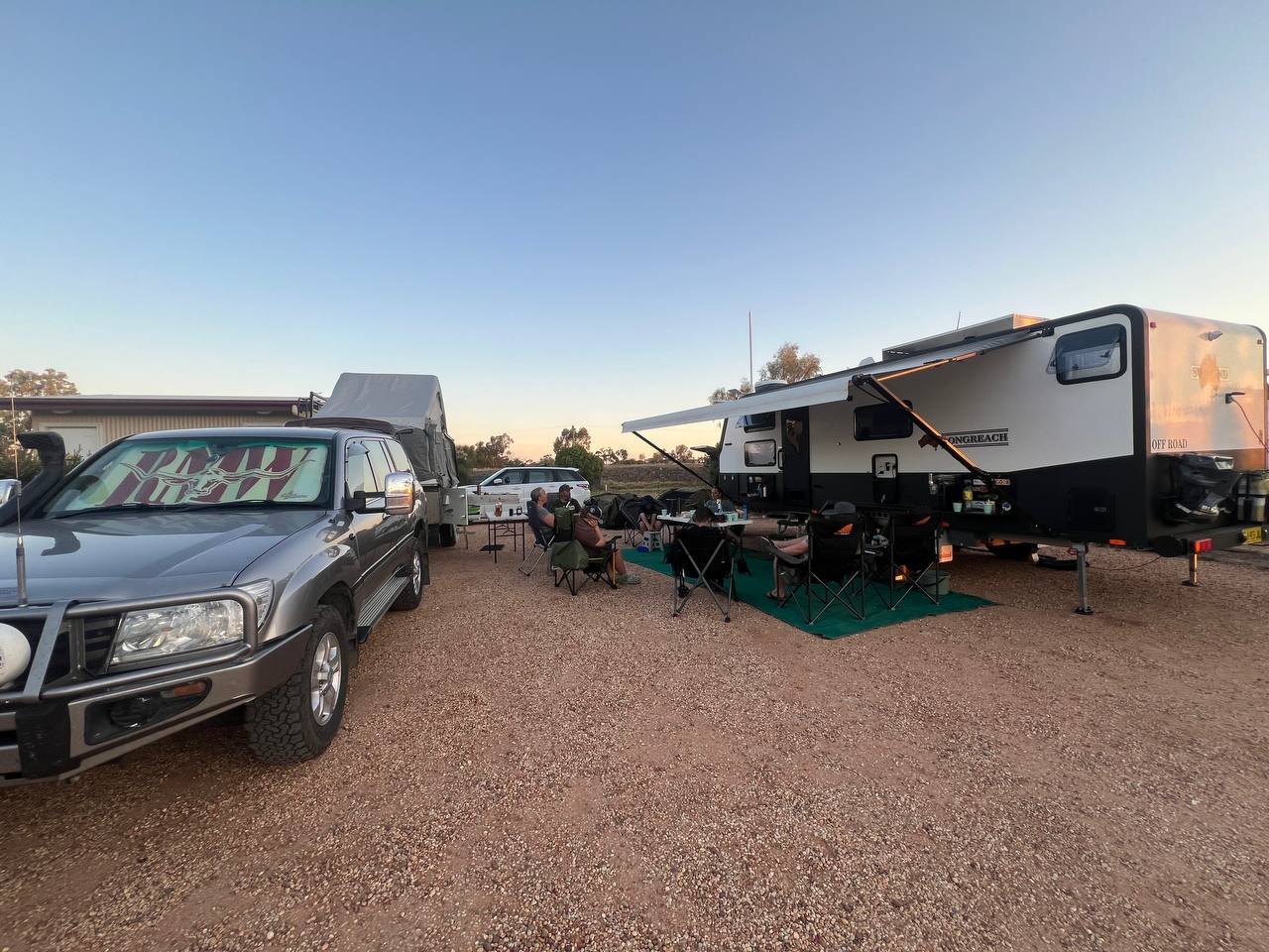 The Range Rover and the Longreach set up at the caravan park at dusk